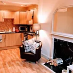 Cosy And Modern Apartment In Central Edinburgh