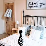 Cosy And Modern Apartment In Central Edinburgh